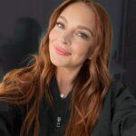 Lindsay Lohan e sua crescente barriga de bebê posam em um maiô preto