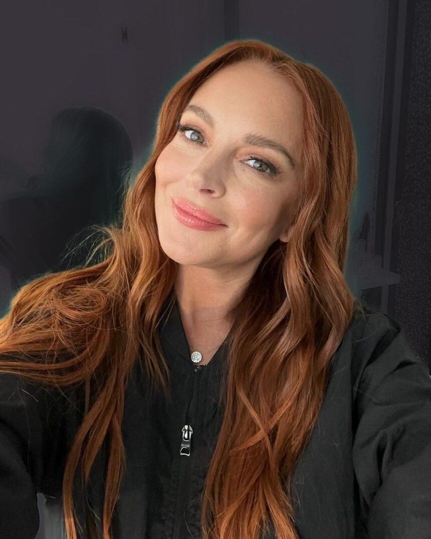 Lindsay Lohan e sua crescente barriga de bebê posam em um maiô preto