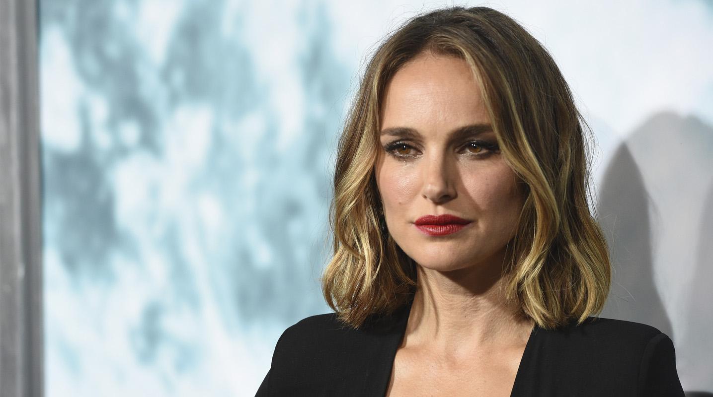 Natalie Portman mostra aliança em meio a relatos de traição do marido
