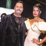 Ex-Fazenda Jakelyne Oliveira exibe elegância ao lado do Missólogo Evandro Hazzy durante o Miss Universo Brasil 2023