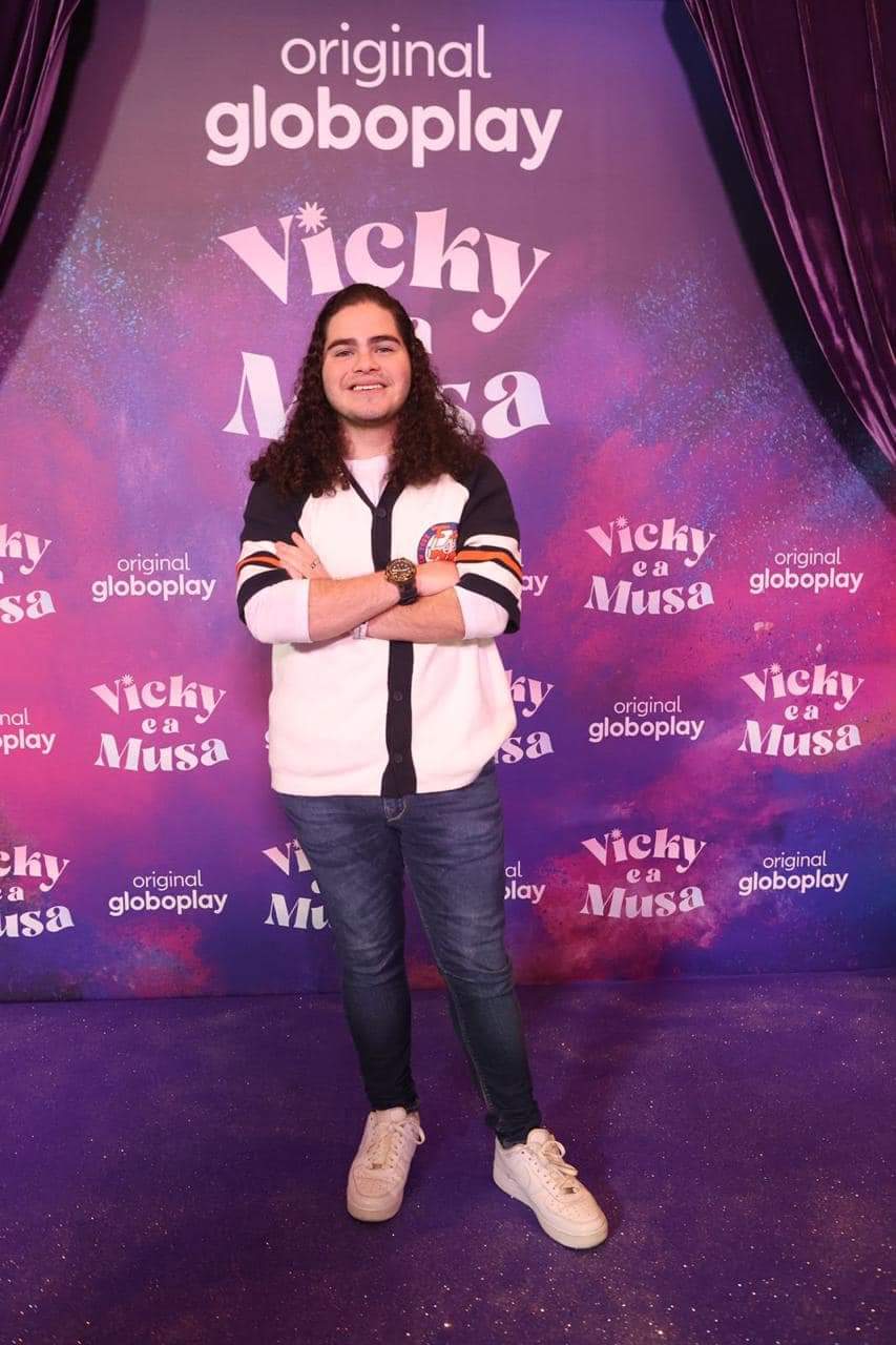 Conheça o ator Henry Fiuka da série “Vicky e a Musa”