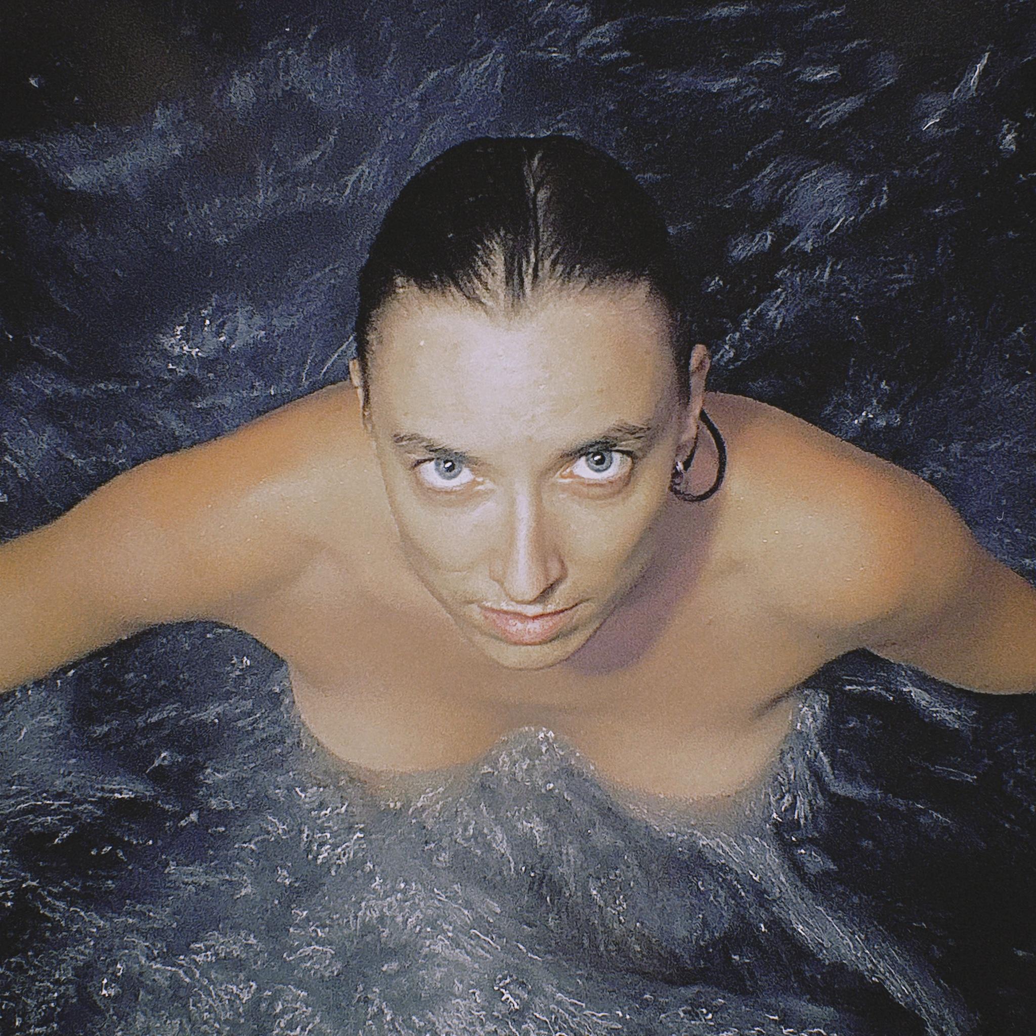 Cantora holandesa-brasileira Jasmin Godoy revela álbum “Show Me The Way”