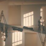 Pedro Santos retoma álbum “sussurrO” com clipe “Do Lado de Cá”