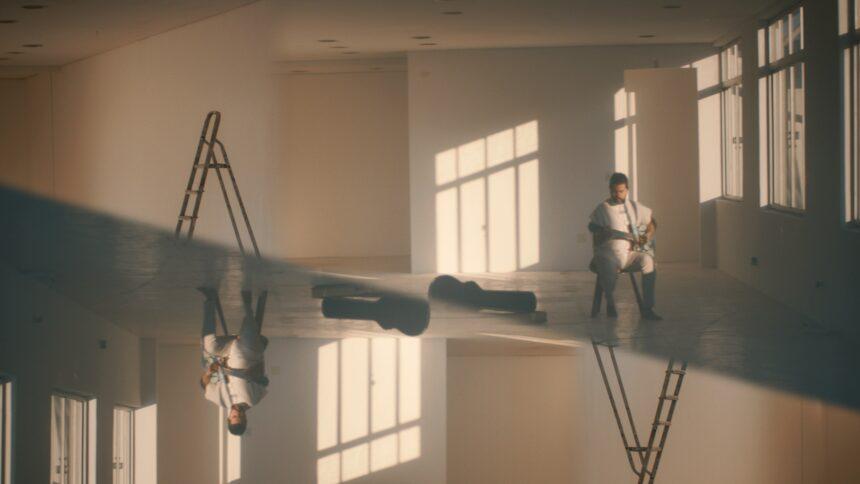 Pedro Santos retoma álbum “sussurrO” com clipe “Do Lado de Cá”