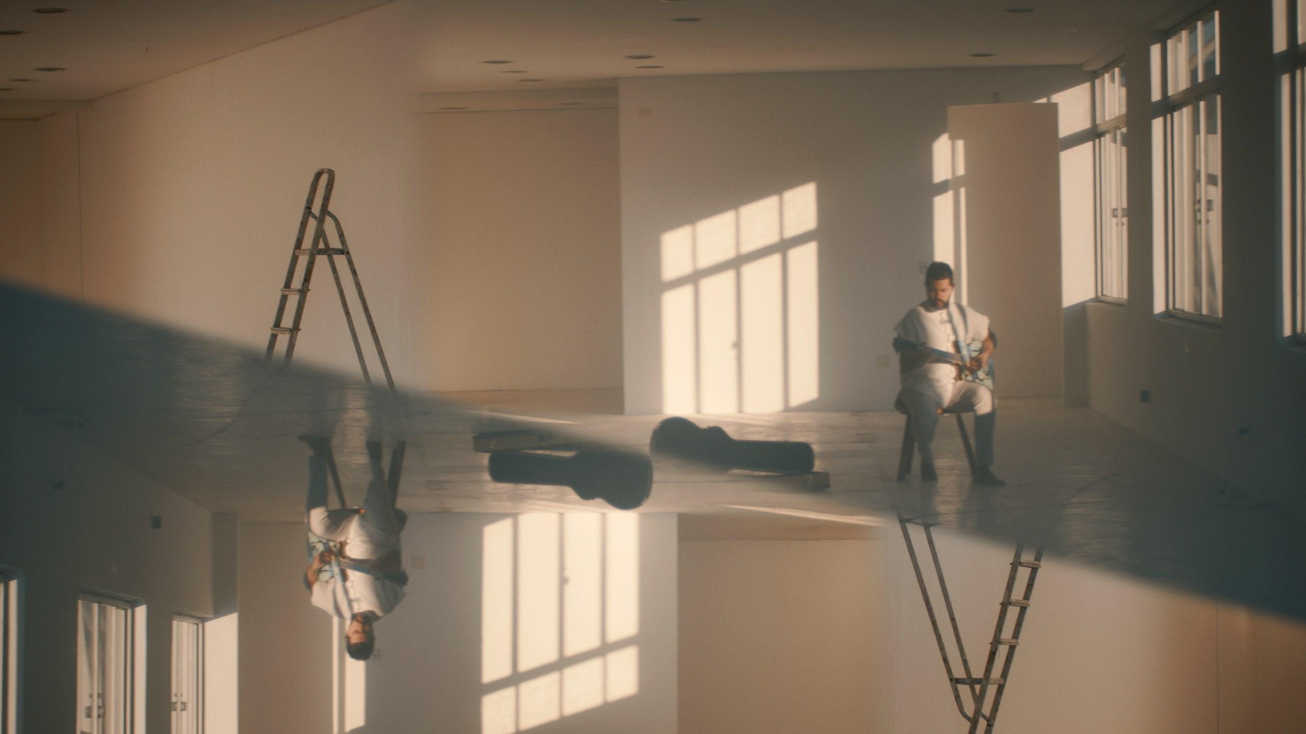 Pedro Santos retoma álbum “sussurrO” com clipe “Do Lado de Cá”