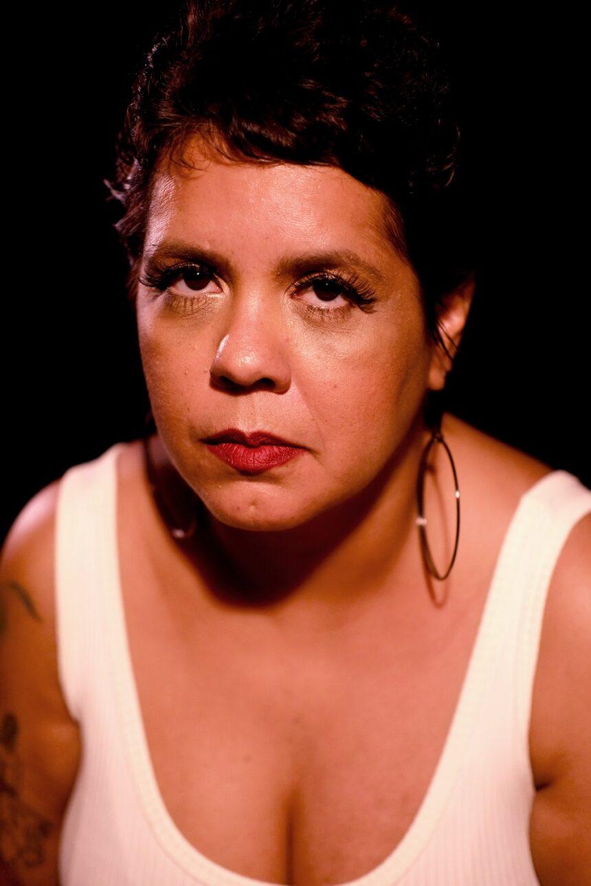 Após luta contra o câncer, Simona Talma lança clipe “Agora Eu Sou”