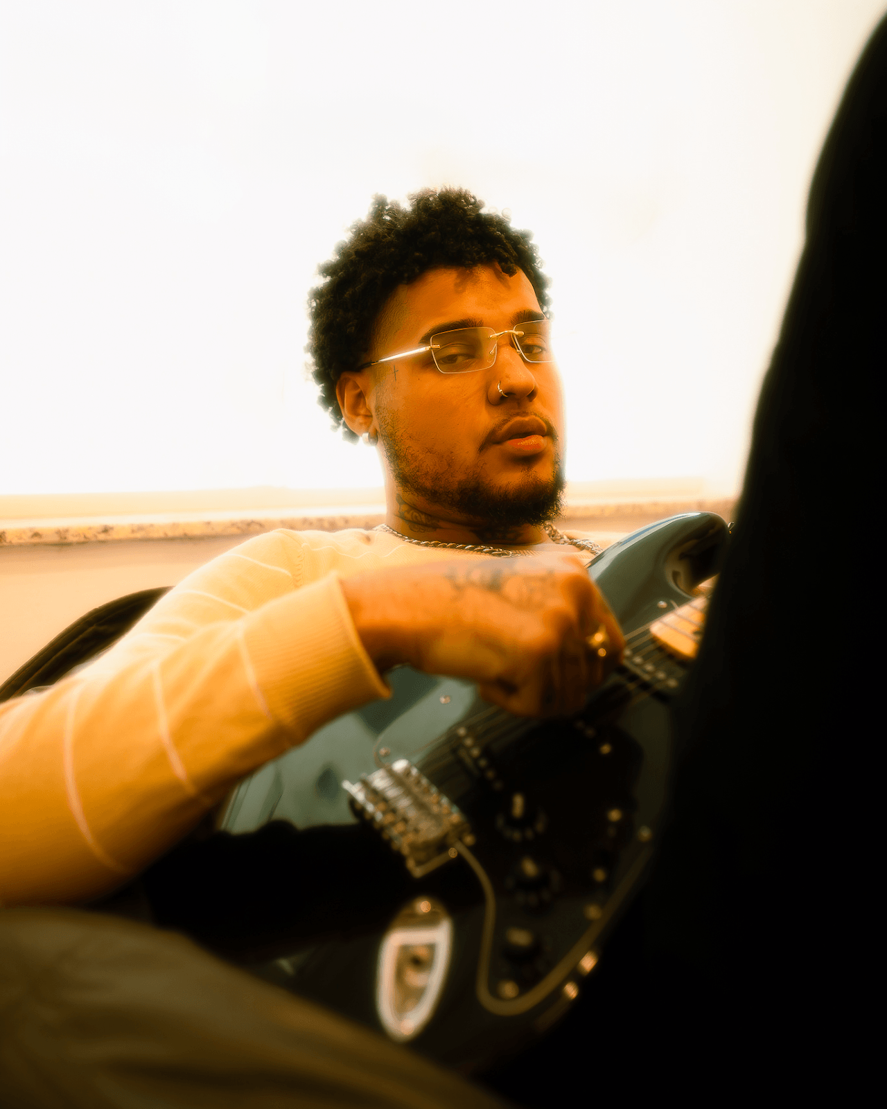 Guhhl reflete sobre dependência emocional no single “Lampejos”