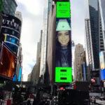 Fernanda Vegas aparece em anúncio no telão da Times Square, em Nova York
