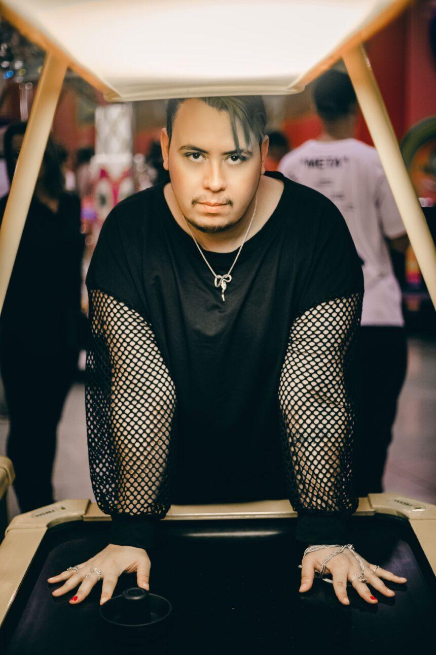 “Combinado” é o novo single do cantor e compositor Marc Yann