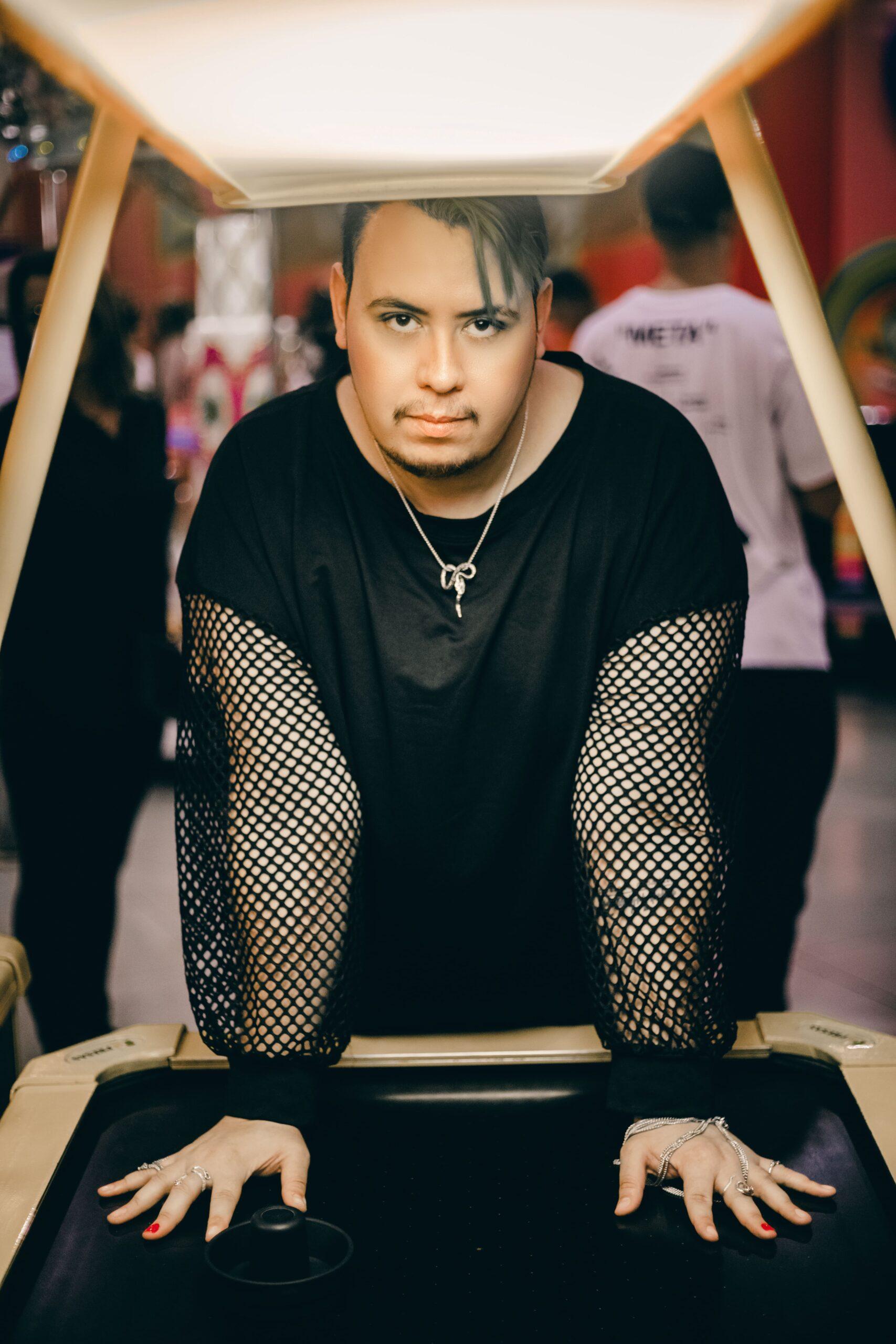 “Combinado” é o novo single do cantor e compositor Marc Yann