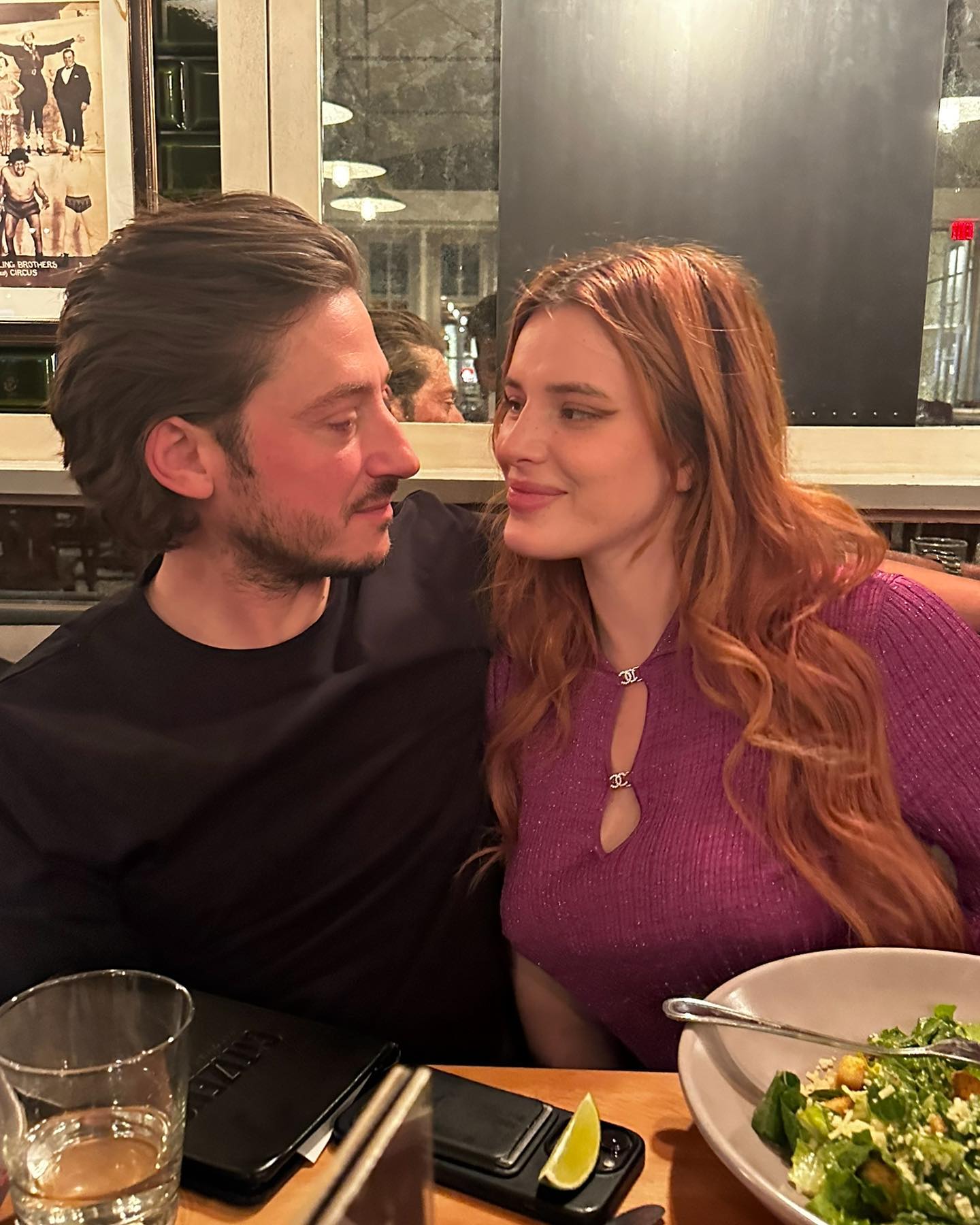 Bella Thorne e seu noivo, Mark Emms, comemoram primeiro aniversário