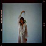 Ella traz um olhar pop e indie para a MPB no single “Talha Mar”