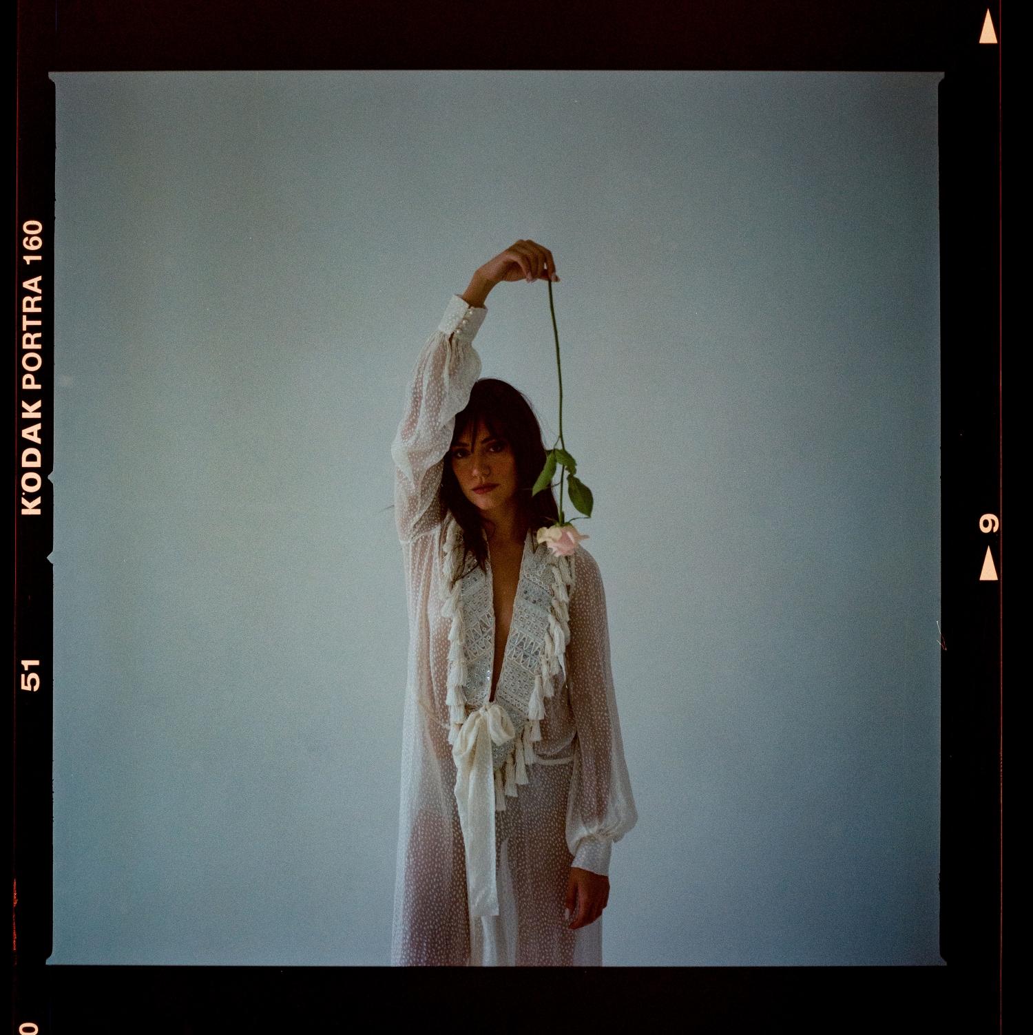 Ella traz um olhar pop e indie para a MPB no single “Talha Mar”