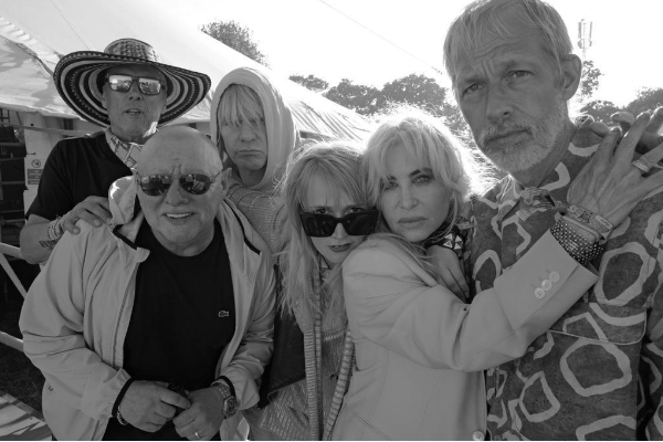 Mantra Of The Cosmos, superbanda formada por ex-integrantes do Oasis, Happy Mondays, etc, lança um novo single, “X (Wot You Sayin?)”