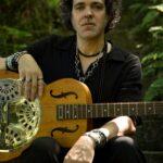 Parceria de Carlos Rennó e Paulinho Moska, o single “O laço que une eu e você” chega às plataformas