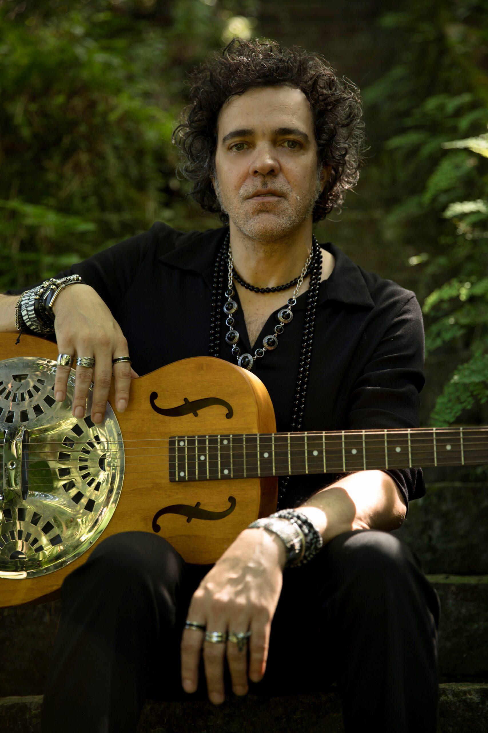 Parceria de Carlos Rennó e Paulinho Moska, o single “O laço que une eu e você” chega às plataformas