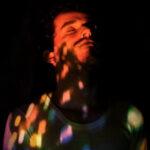 Pedro Fonte explora a profundidade das pequenas ações em “Tudo é Sagrado”