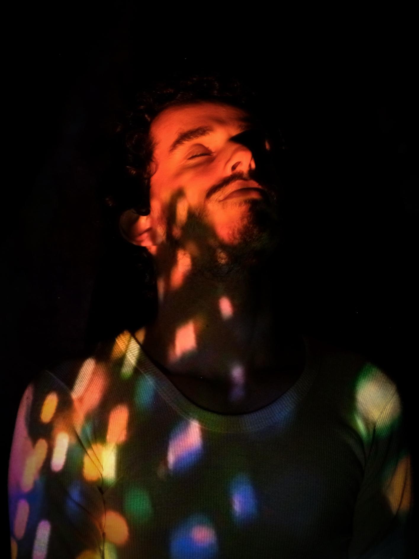 Pedro Fonte explora a profundidade das pequenas ações em “Tudo é Sagrado”