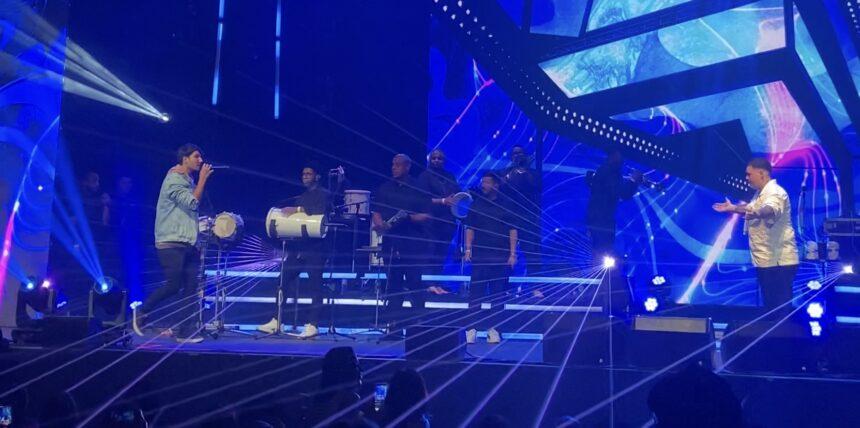 Fã Surpreende em Show de Ferrugem ao Dividir Palco com Ícone do Pagode