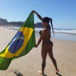 Em clima de Copa do Mundo, Pâmella Michelinny sensualiza em fotos na praia