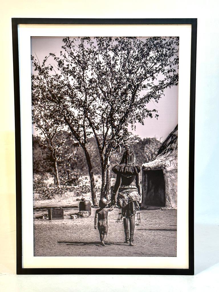 Andréa Brêtas abre a exposição “África no Feminino”, trazendo fotos P & B de mulheres africanas