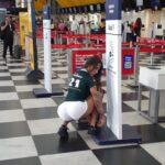 Após classificação na Libertadores, Gata do Palmeiras aparece em aeroporto usando micro short