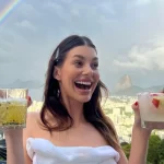 Camila Morrone homenageou os brasileiros no Carolina Herrera Resort Show: ‘Minha primeira vez no Brasil’