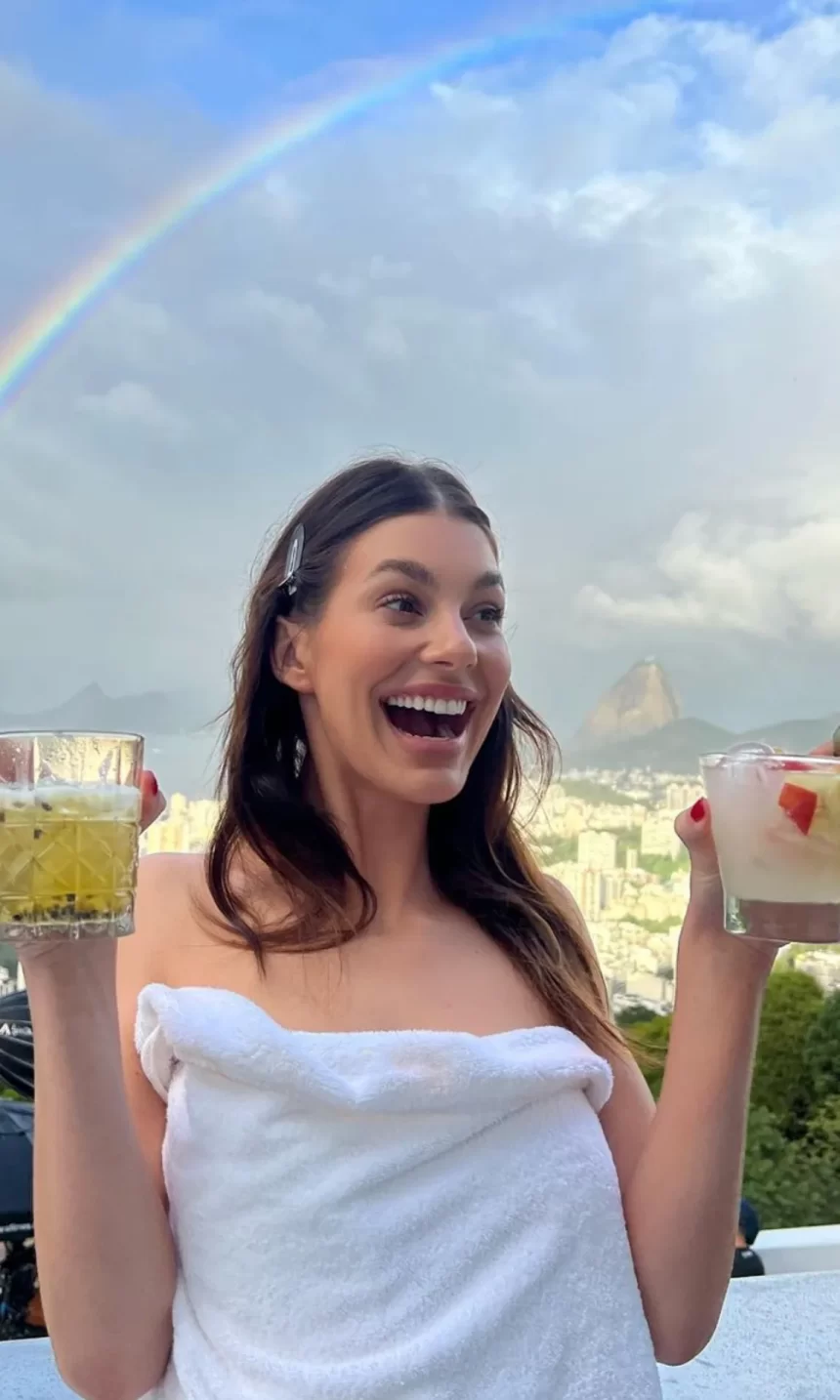 Camila Morrone homenageou os brasileiros no Carolina Herrera Resort Show: ‘Minha primeira vez no Brasil’