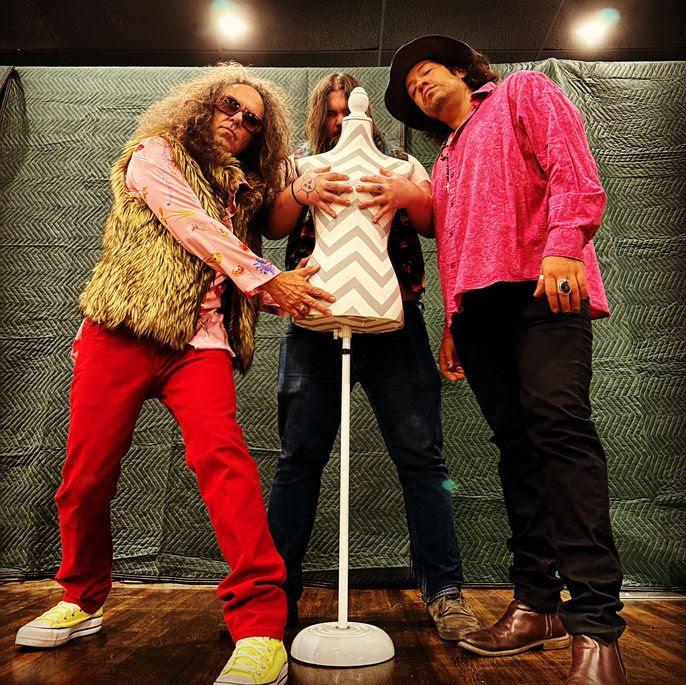 Trio americano Vasoline Tuner une punk com texturas de psych rock no novo videoclipe “Hot Tub”