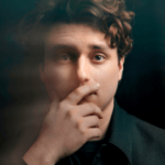 O cantor, compositor e produtor baseado em Nova York, Elliot Moss, lança o single “How I Fell”, pelo selo Nettwerk