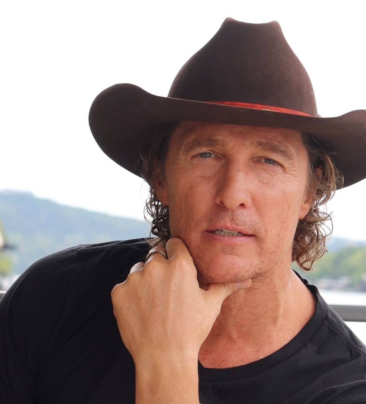 Camila Alves surpreende Matthew McConaughey para celebrar o sucesso de seu livro ‘Greenlights’