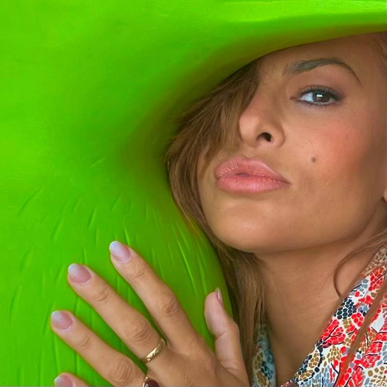 Eva Mendes encanta com vídeo sensual ao som de Bossa Nova