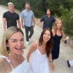 Jennifer Aniston curte férias tropicais com amigos celebridades