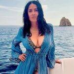 Salma Hayek deslumbra em biquíni preto e saída de praia transparente: Looks de Verão