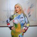 Christina Aguilera brilha com vestido ilusão ‘nude’ na New York Fashion Week