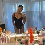 Selena Gomez irradia confiança em elegante maiô preto