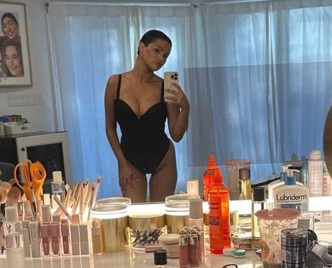 Selena Gomez irradia confiança em elegante maiô preto