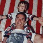 Arnold Schwarzenegger celebra 40 anos de cidadania americana com apresentação emocionante