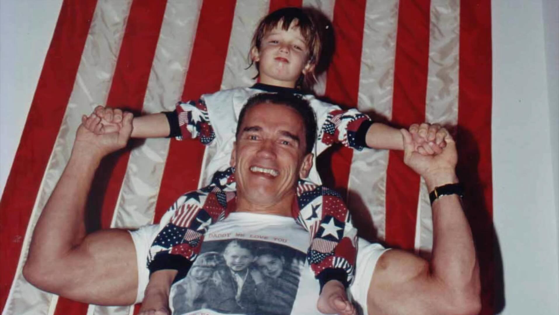 Arnold Schwarzenegger celebra 40 anos de cidadania americana com apresentação emocionante
