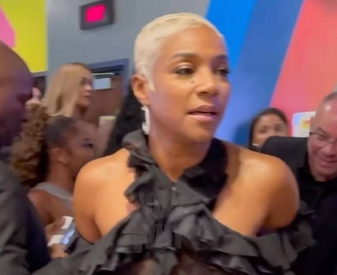 Shakira é surpreendida por Tiffany Haddish em vídeo viral nos VMAs