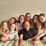 Gisele Bündchen compartilha momentos de alegria em reunião familiar com suas cinco belas irmãs