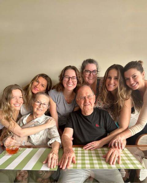 Gisele Bündchen compartilha momentos de alegria em reunião familiar com suas cinco belas irmãs