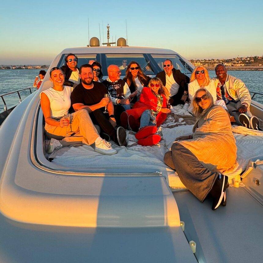 Sofia Vergara e Heidi Klum arrasam em passeio de iate com amigos