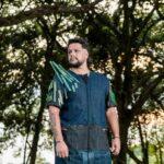 Almir Chiaratti mescla música, poesia, dança e performance em show gratuito no Sesc Nova Iguaçu