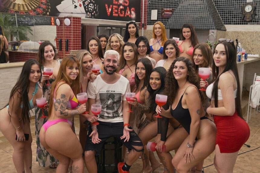 Musas do OnlyFans fazem ‘topless coletivo’ em show de pagodeiro e vídeo viraliza