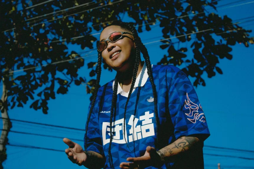 Versátil e afiada, Clara Lima estreia no Jersey Drill em ‘Camisa 10’; ouça 