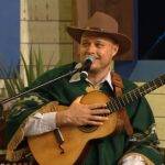 Cantor e violeiro Daniel Franciscão se apresenta no “Luar do Sertão”
