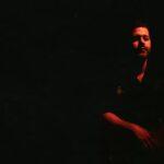 Pedro Santos Transforma Dissonâncias Cotidianas em “Babilônia”