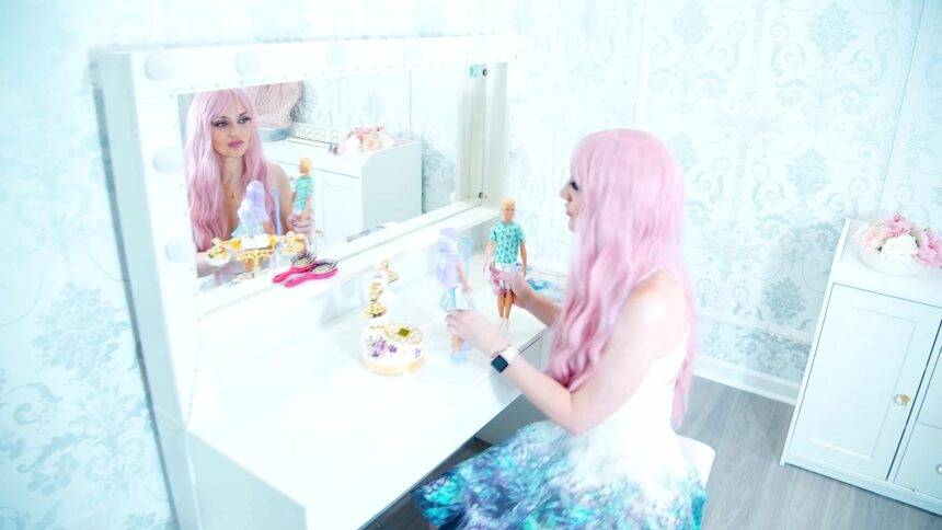 Playtoy: Barbie, Empoderamento Feminino e Eurodance inspiram novo videoclipe de Bialcure 