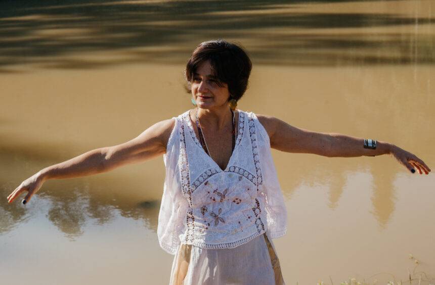 Tina Werneck Celebra os Bons Encontros da Vida em “Coisas Incríveis”